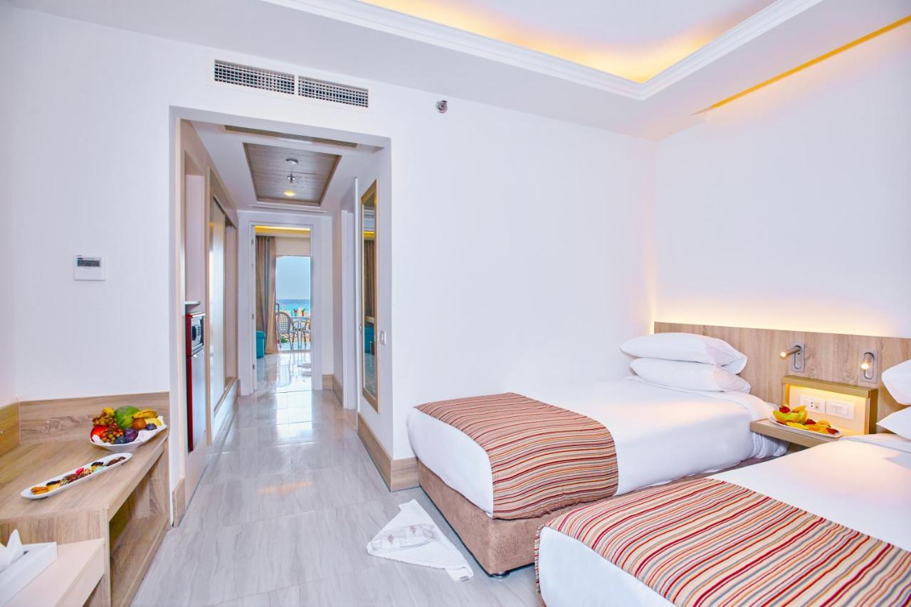 Titanic Beach - Families And Couples Only Hurghada Esterno foto A room at the hotel