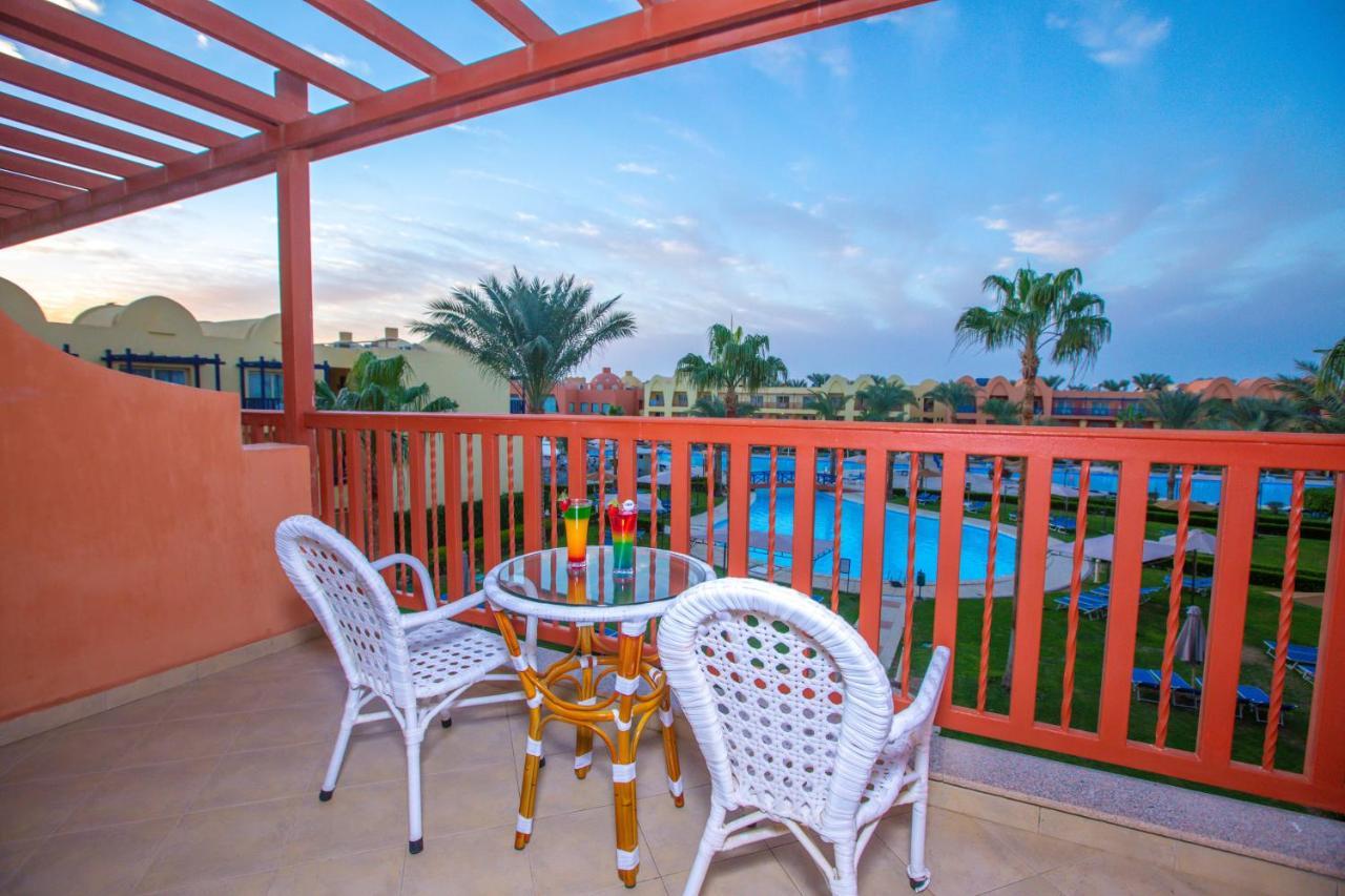 Titanic Beach - Families And Couples Only Hurghada Esterno foto A balcony