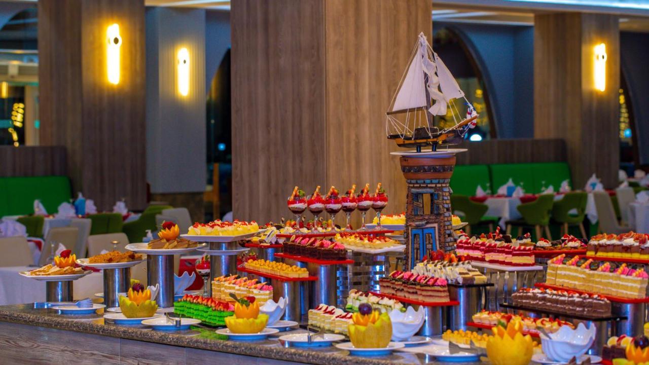 Titanic Beach - Families And Couples Only Hurghada Esterno foto A dessert buffet