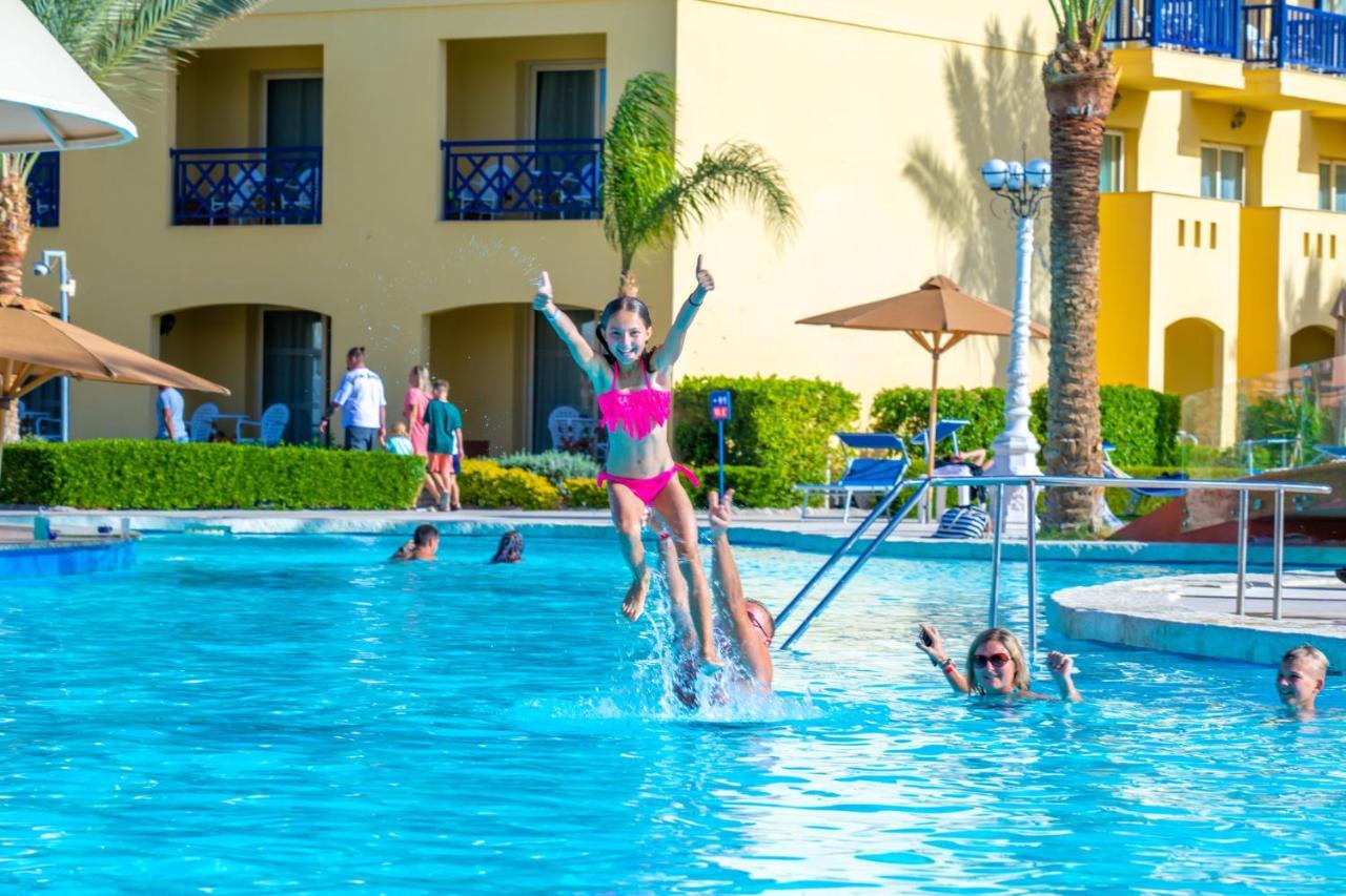 Titanic Beach - Families And Couples Only Hurghada Esterno foto A water slide at a hotel in Egypt