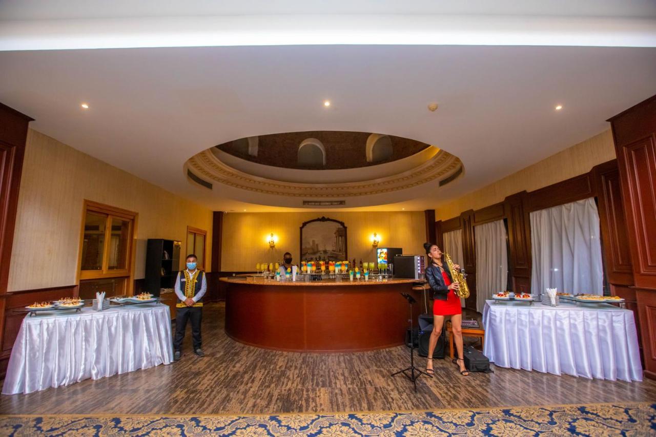 Titanic Beach - Families And Couples Only Hurghada Esterno foto The bar at the hotel