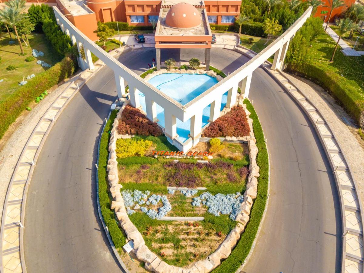 Titanic Beach - Families And Couples Only Hurghada Esterno foto Aerial view of the main entrance