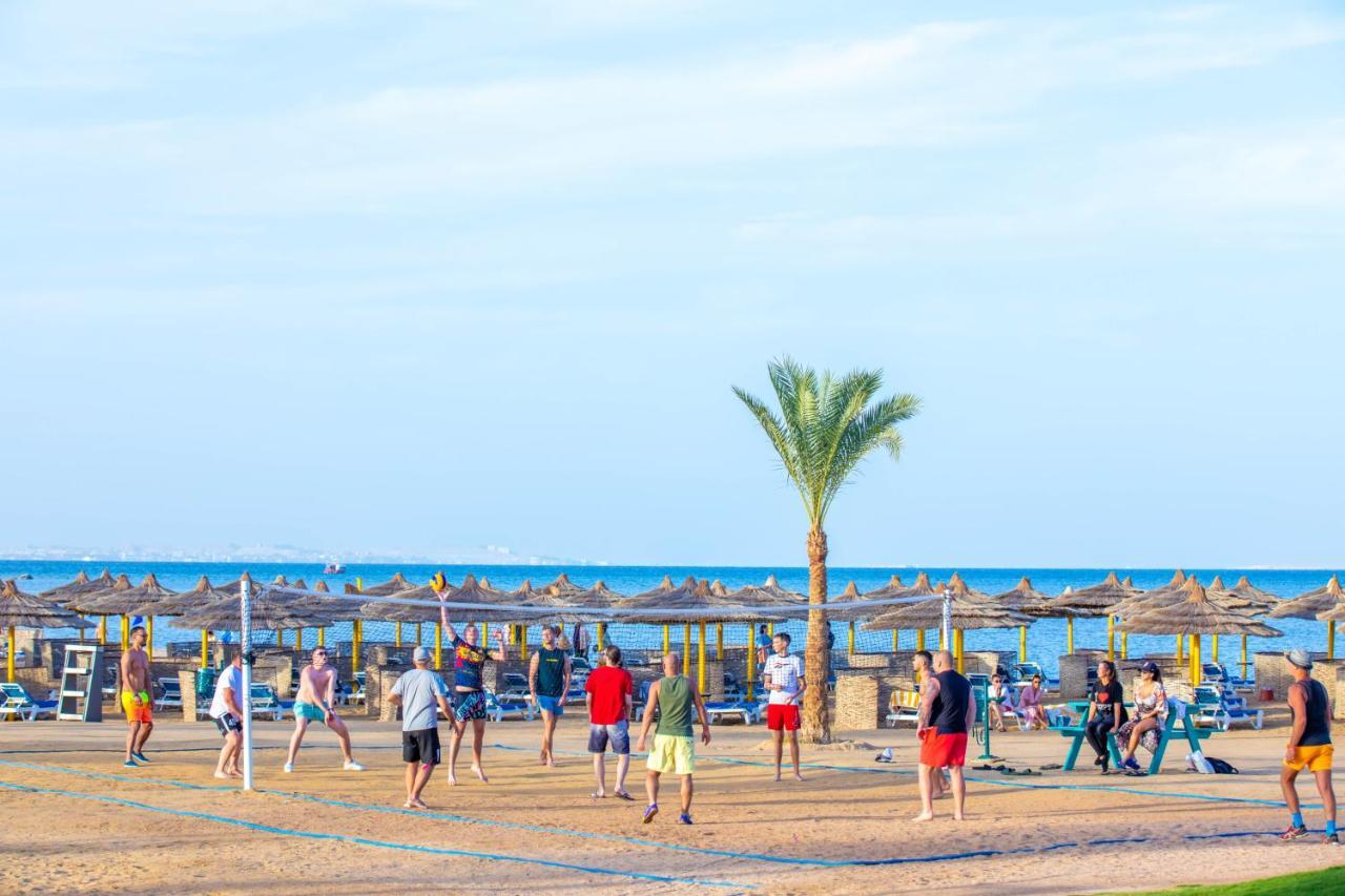 Titanic Beach - Families And Couples Only Hurghada Esterno foto Tourists on the beach of Sharm El Sheikh