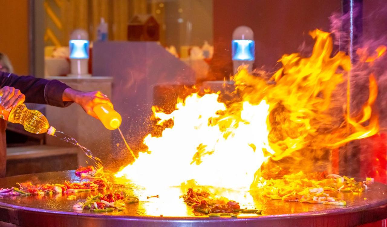 Titanic Beach - Families And Couples Only Hurghada Esterno foto Flaming food