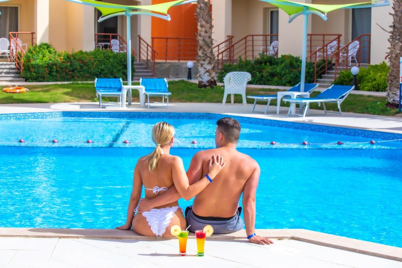 Titanic Beach - Families And Couples Only Hurghada Esterno foto A couple at a pool