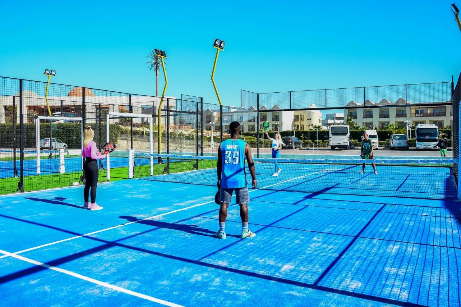 Titanic Beach - Families And Couples Only Hurghada Esterno foto A paddle tennis court