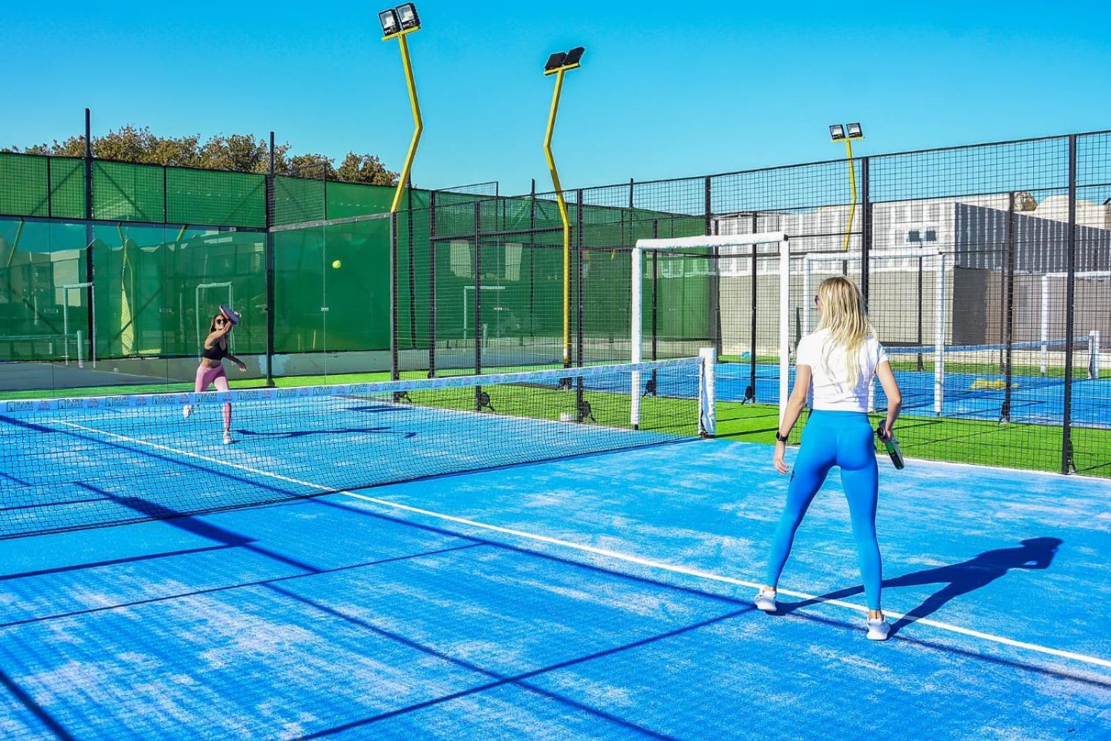 Titanic Beach - Families And Couples Only Hurghada Esterno foto A paddle tennis court