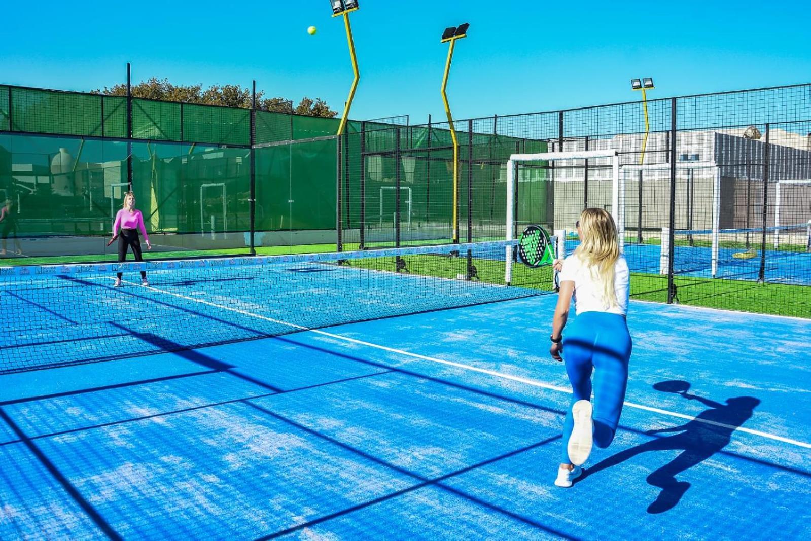 Titanic Beach - Families And Couples Only Hurghada Esterno foto A paddle tennis court