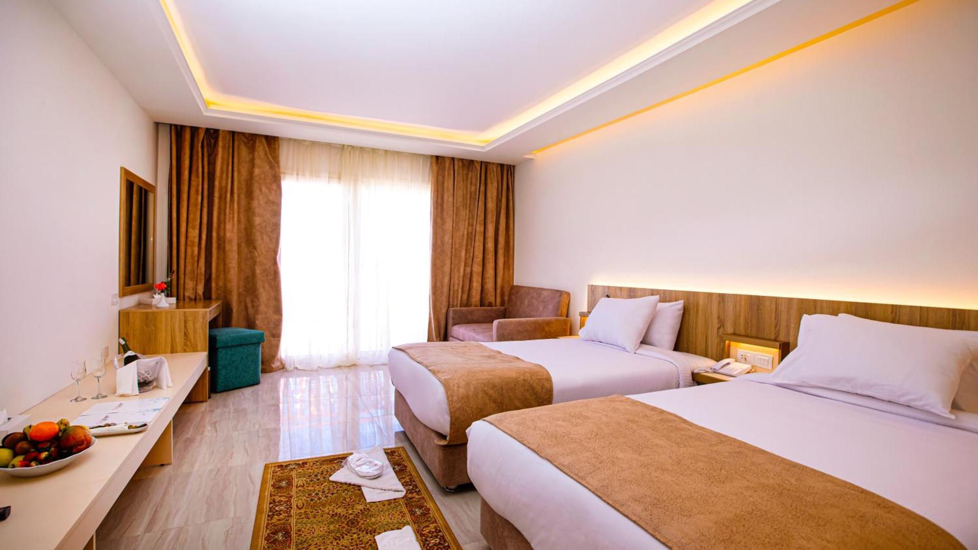 Titanic Beach - Families And Couples Only Hurghada Esterno foto A room at the hotel