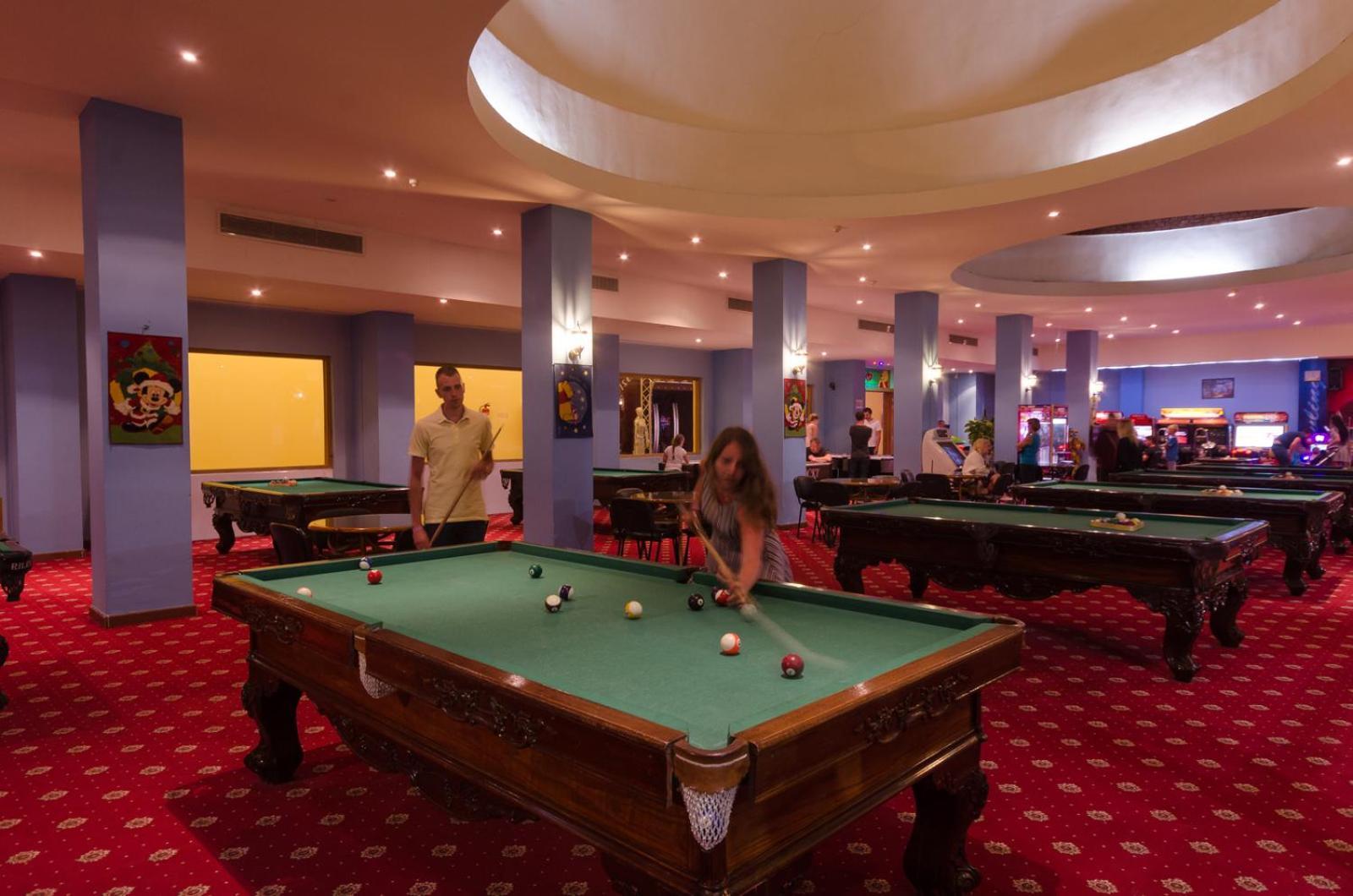 Titanic Beach - Families And Couples Only Hurghada Esterno foto Pool tables at a hotel